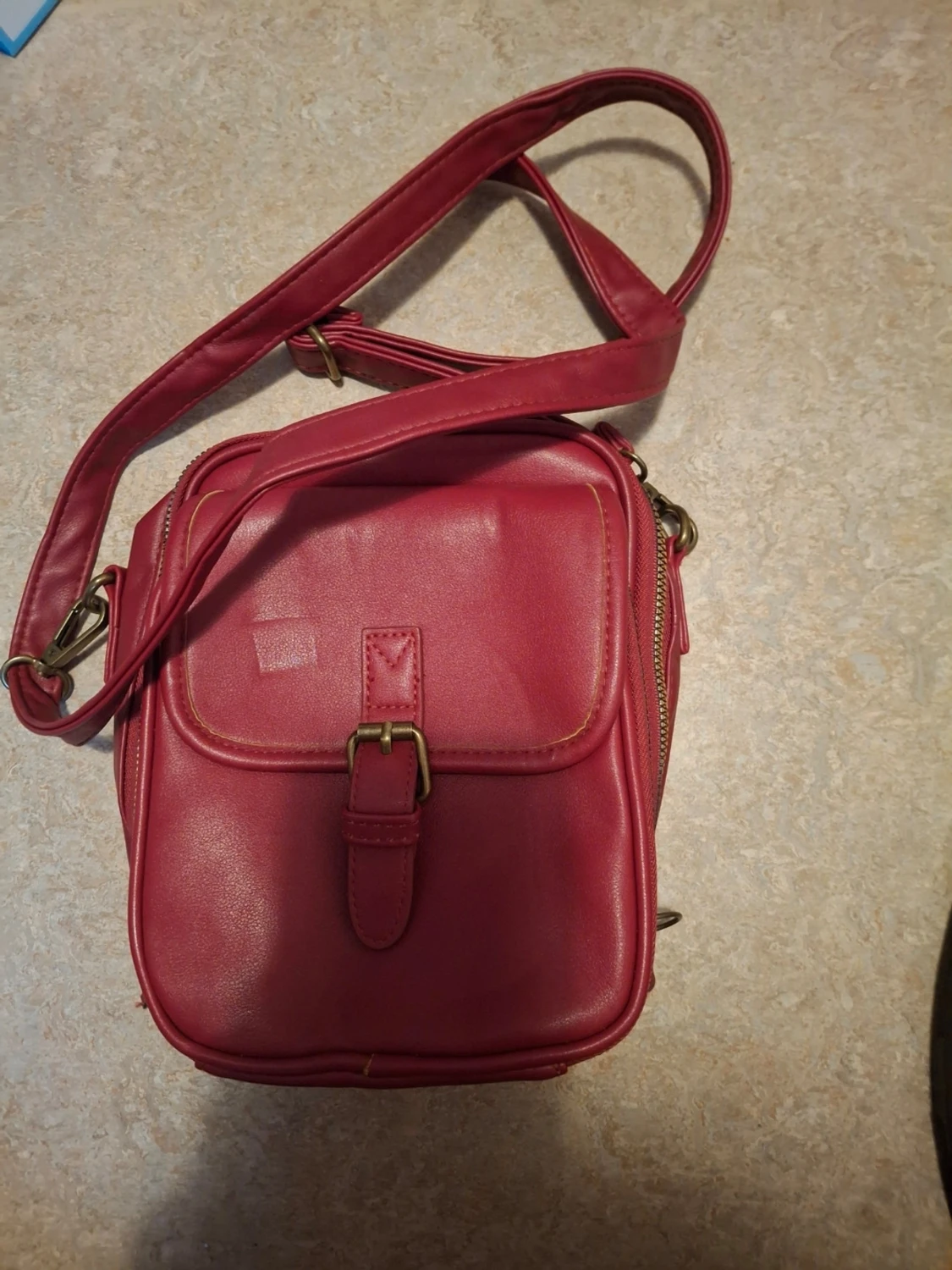 Mörkröd axelväska i skinnimitation