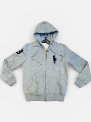 Helt ny! Ralph Lauren Big pony - Ljusgrå hoodie med dragkedja från Polo Ralph Lauren. Stor mörkblå logga på bröstet och siffran 3 på ärmen. Utrustad med huva och dragsnören samt två fickor framtill. Tillverkad i mjukt bomullsmaterial för en skön känsla.