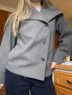 Supersnygg grå kappa💓  - Knappt använd. Storleken är 158/164 men är ganska stor i storleken💗från Gina young💓💓💓