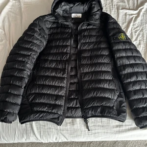 Stone Island jacka  - Säljer då jag inte längre har användning av den. Är i bra skick inga skador eller liknande. storlek: M. Skriv gärna till mig om du har några frågor!