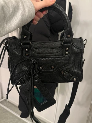 Helt ny väska - Inga defekter, kom privat för fler bilder. Kan tänka mig gå ner i pris vid snabbaffär