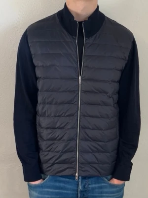 Massimo dutti hybrid cardigan (Helt ny) - Helt ny så extremt bra skick. Modellen är 185 cm lång.