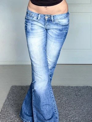 Jeans - Midjemått: 37cm rakt över, innerbenslängd: 77cm 💗