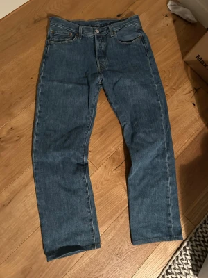 Levis 501 - Ett par Levis 501 i storlek 32/30. Byxorna är originellt 32 på längden men uppsydda så de sitter som 30. Hör av dig om du har några frågor