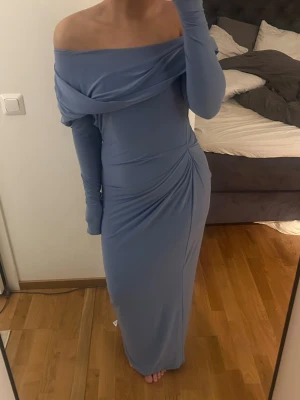 Ljusblå offshoulder långklänning - Lappen kvar, storlek 38, vill bli av med fort så pris kan diskuteras 