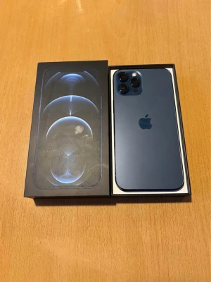 Apple IPhone 12 Pro Max 128gb blå - Säljer en snygg blå iPhone 12 Pro med stilren design och glasbaksida. Telefonen har tre kameror på baksidan och levereras i originalkartong. Klassisk Apple-logga på baksidan och modern kantig form. Perfekt för dig som gillar premiumkänsla och smarta funktioner.