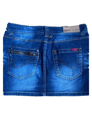 Blå jeanskjol från ONLY - Säljer en blå jeanskjol från ONLY med klassisk femficksdesign, dragkedjedetalj på ena bakfickan och bälteshällor. Kjolen har en kort passform och är tillverkad i slitstarkt denimtyg. Perfekt för dig som gillar en avslappnad och trendig stil.