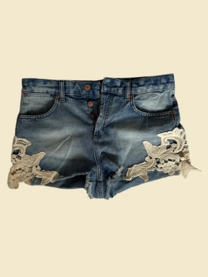 Shorts m spetsdetalj - Jeans shorts med spets detaljer på sidorna!! Köpta secondhand, W:30/ 76cm💞