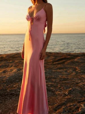 Rosa långklänning med rosett - Jättefin rosa balklänning/långklänning som endast använts en gång! (Gul klänning samma modell för o visa ryggen) den är uppsydd så att den passade mig som är 163 med ganska höga klackar, så funkar även om du är lite längre! 