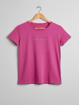 Rosa vintage Tommy Hilfiger tröja - Snygg vintage rosa t-shirt från Tommy Hilfiger med korta ärmar och rund hals. Framtill står det 'Tommy Hilfiger' i små glittriga stenar. Modellen är figurnära. Materialet är mjuk bomull. Storlek xs