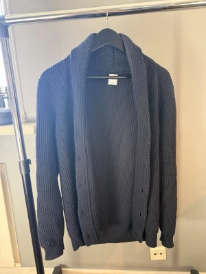 Zara Cardigan  - Mörkblå cardigan från Zara, säljer den då den inte används, hör av er vid frågor👍 