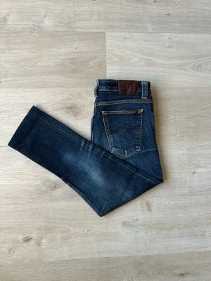 Blåa Nudie Skinny Lin Jeans W29 L34 - Fina Nudie Jeans i blå färg. Jeansen är i mycket bra skick och sparsamt använda. |  Äkta som allt annat jag säljer! ✅ |  Storlek: W29 L34 | Skick: Mycket bra skick  Färg: Blå | Märke: Nudie Modell: Jeans |  Hör gärna av dig vid frågor så svarar jag så fort jag kan! 😁|   (Sku - 48)