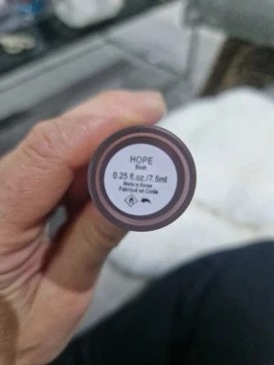 Rare Beauty Soft Pinch Liquid Blush Hope - Rare Beauty Soft Pinch Liquid Blush i nyansen Hope. Flytande rouge i en mjuk, rosatonad färg med matt finish. Kommer i en elegant flaska med guldfärgat lock och applikator. Innehåller 7,5 ml.