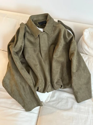 Zara leather khaki jacket - Helt ny, passar som S/M . Chic, snygg och trendig. Materialet är jätte skönt🤍 