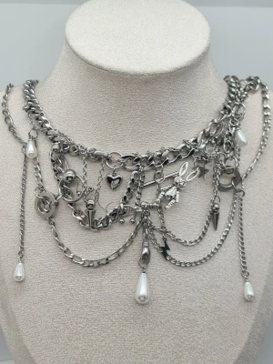 Stilfullt halsband med pärlor  - Handgjort halsband. Material-rostfritt stål. 