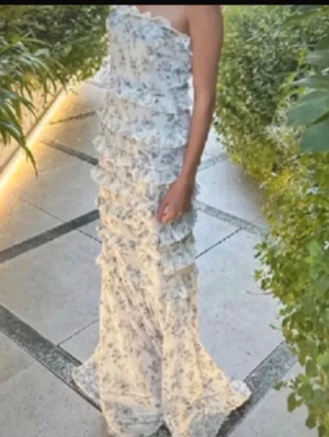 Vit långklänning med volanger - Säljer min älskade klänning då den inte kommer komma till användning.