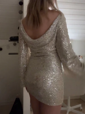 Sparkling Cowlneck Dress - Champagnefärgad, glittrig, kort klänning med öppen rygg. Köpt från Nelly för 600kr, endast använd en gång 💗