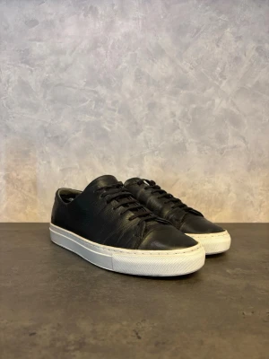 Axel Arigato Clean 90 - Säljer dessa Axel Arigato Clean 90s i bra skick! Behandlade med Whitening Cream! Vanligt slitage från användning finns!