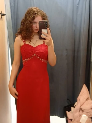 Röd balklänning  - Gått sönder där man knäpper fast där bak. Behövs fixas Röd balklänning med små stenar. Pendlar mellan Alingsås - Skövde vardagligen. Med jämna mellanrum är jag även i Uppsala. Säg gärna till om ni vill mötas och slippa betala frakten och den extra kostnaden plick lägger till på priset. Ni swishar  isåfall :) 