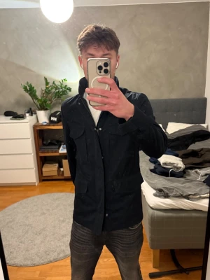 Mörkblå jacka John Henric - John Henric, står storlek xs men sitter som s.