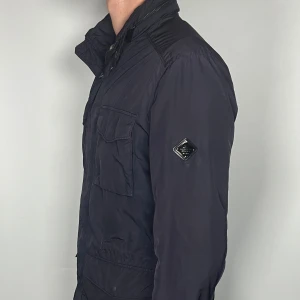 J.Lindeberg field jacket - Säljer en riktigt snygg och trendig J.Lindeberg field jacket i bra skick, storlek S, lite slitage på den men inga större defekter, vid frågor är det bara att skriva