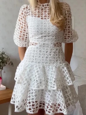 Vit studentklänning - Säljer nu denna populära perfekta studentklänning men som också är super för sommaren. Storlek S, skriv vid frågor. Vid snabb affär kan jag sänka priset 💕