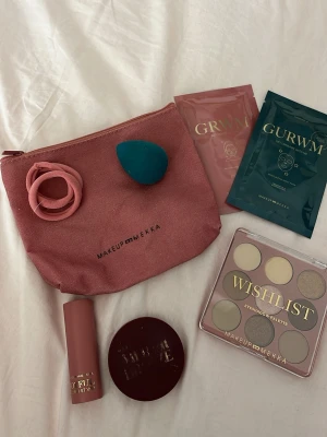 Makeupset från Makeup Mekka - Säljer ett komplett makeupset från Makeup Mekka med en rosa necessär, ögonskuggspalett i neutrala toner, bronzer, blush stick, sminksvamp och ansiktsmasker. Perfekt för dig som vill ha allt samlat och matchande i snygga förpackningar. Lite av julkalendern. Allt är oanvänt har bara öppnat bronzer och blush för att kolla, ögonskuggspallett har tejpen kvar.