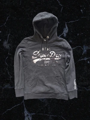 Svart hoodie från Superdry - Tvärrfet Superdry Hoodie i size S men kan passa M också. Asfet camologga. Hör av dig vid intresse, f. Lite hår på den men fixar det när jag skickar den, eller så kan du få en ytterligare discount och fixa det själv med en lintroller