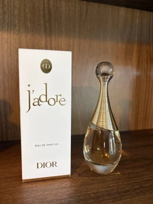 Dior J’adore EDP  - God doft från Dior. Endast använd 2 ggr. Säljes då jag känner att den ej passar mig tyvärr. 50 ml. 