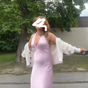 Ljuslila långklänning  - Säljer min ”balklänning” från årskurs 9 då jag känner att jag inte kommer ha någon användning av den. Den är i nytt skick då den endast är använd en gång. Denna klänning är i storlek 40 men tyckte själv att den var ganska liten i storleken, men tycker ändå att den satt bra. Klänningen går ändå ner till fötterna på mig som är 165 lång, och har en väldigt fin passform! Det kan vara så att de finns någon fläck längst ”armhålorna” på klänningen, men det är något som går att tvätta bort!