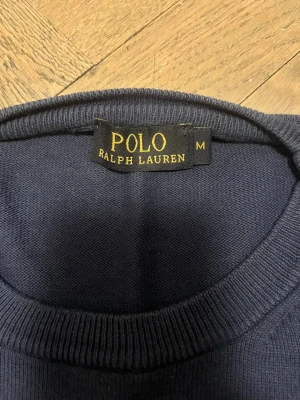 Ralph Lauren tröja blå - Blå Ralph lauren tröja medium, sitter perfekt, nyskick, kom DMs vid funderingar, pris kan diskuteras vid snabbt köp