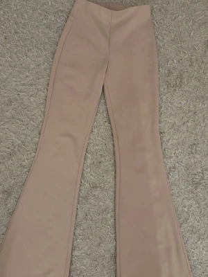 Kostym Tights - Utsvängda ljus beiga kostymtights från HM, inte mycket använda.❣️