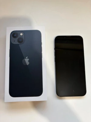 iPhone 13 128GB Svart – Toppskick - Säljer min iPhone 13 128GB i svart.   - Mycket fint skick, alltid använts med skal   - Några små repor på sidorna, inget som påverkar funktionen   - 100% batterihälsa   - Allt fungerar perfekt (kamera, Face ID, högtalare, knappar)   - Olåst och redo att användas    Snabb affär möjlig! Hör av dig vid frågor.