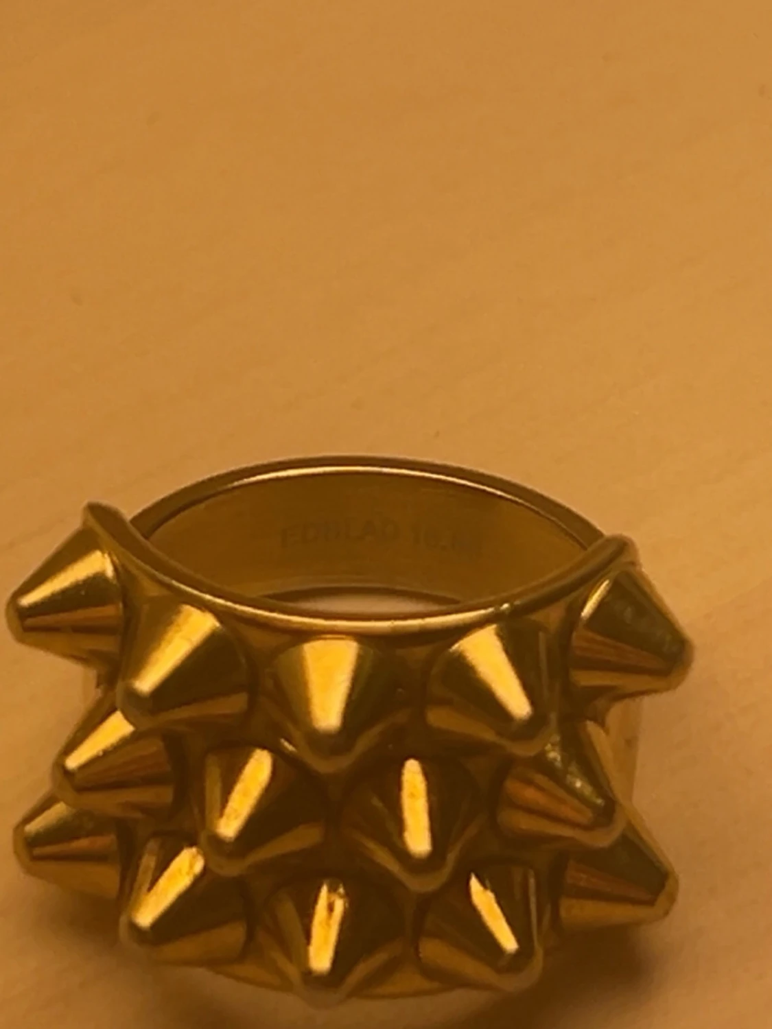 Guldig ring med nitar från Edblad - 1