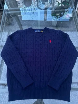 Mörkblå kabelstickad tröja Polo Ralph Lauren - Jag säljer en skit fet Ralph lauren tröja för ett riktigt bra pris, endast använd ett fåtal gånger!!🤝