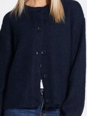 Mörkblå cardigan - Helt ny stickad mörkblå kofta från lager 157. Endast använd en gång och har inga defekter. Köpt för 200, säljer för 120 vid snabb affär❤️