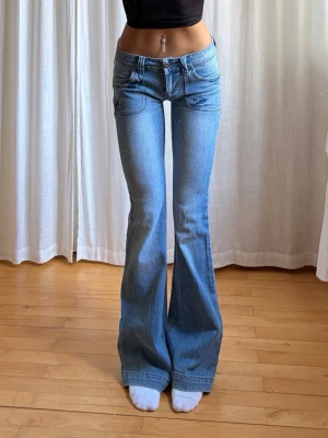 Lågmidjade jeans  - Midjemått: 36 Innerbenslängd: 83 Grenhöjd: 20 Lår: 21 Jag är 165cm⭐️