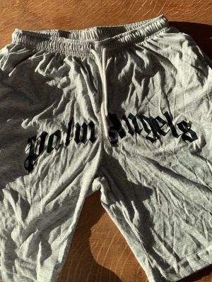 Palm angels shorts - Små fläckar ibak