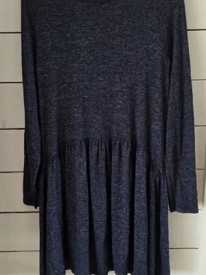 Mörkblå långärmad klänning Saint Tropez - Mysig mörkblå klänning från Saint Tropez i mjukt material. Klänningen har lång ärm, rund halsringning och ett rynkat parti i midjan som ger en avslappnad look. Perfekt för dig som gillar enkel men snygg stil. Märkt med xs men är oversiz så sitter lika bra på en m.