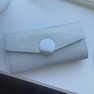 Balväska - Balväska från TIAMO använd en gång. Har en liten repa på sista bilden men annars är den i nyskick!