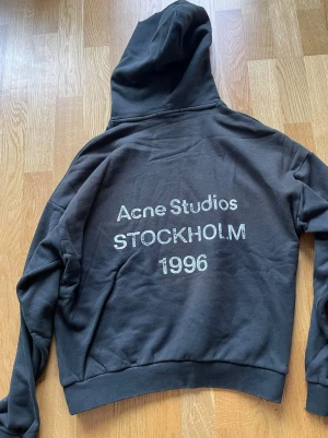 Acne studios hoodie - Acne studios hoodie kille storlek S, helt ny SVART, 1-3 dagars leveranstid