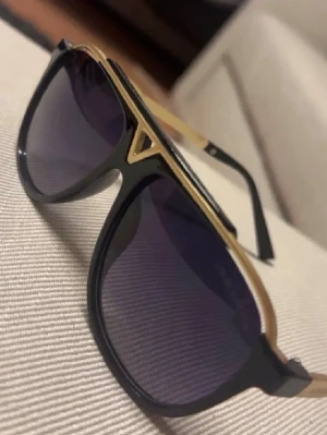 Lv solglasögon - Lv solglasögon i nyskick!