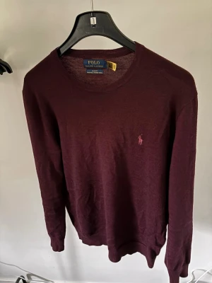 Vinröd merinoullströja Polo Ralph Lauren - Snygg vinröd stickad tröja från Polo Ralph Lauren i merinoull 