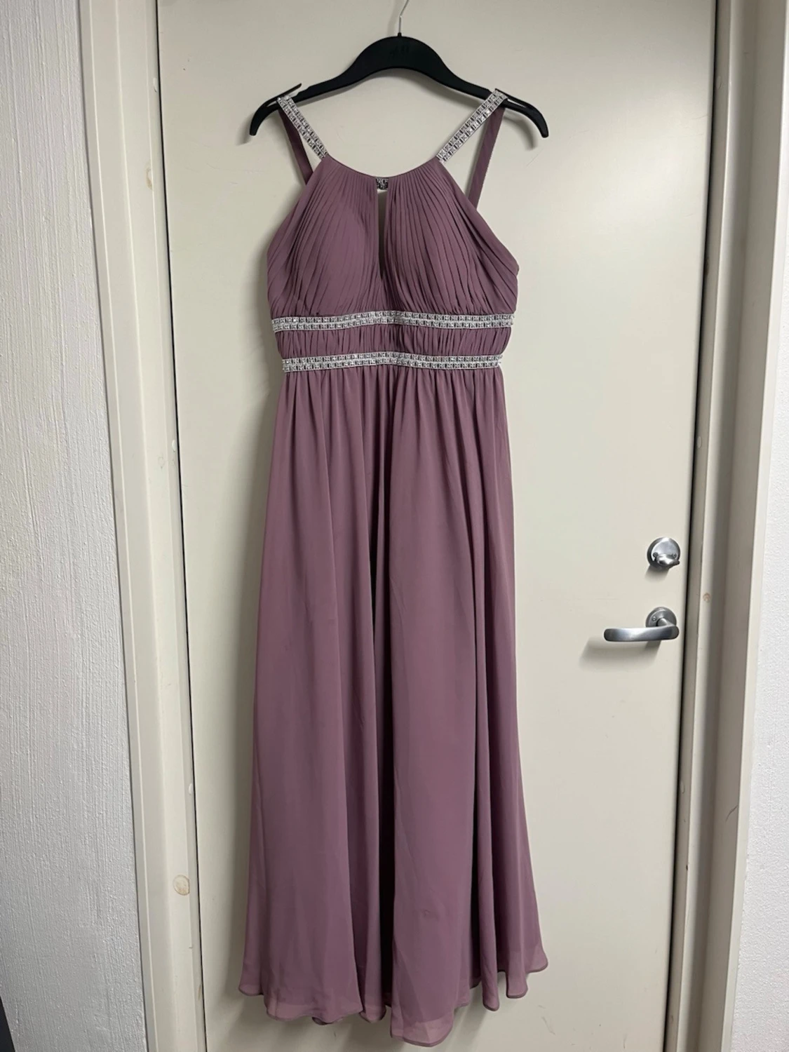 Lång lila klänning med smala band