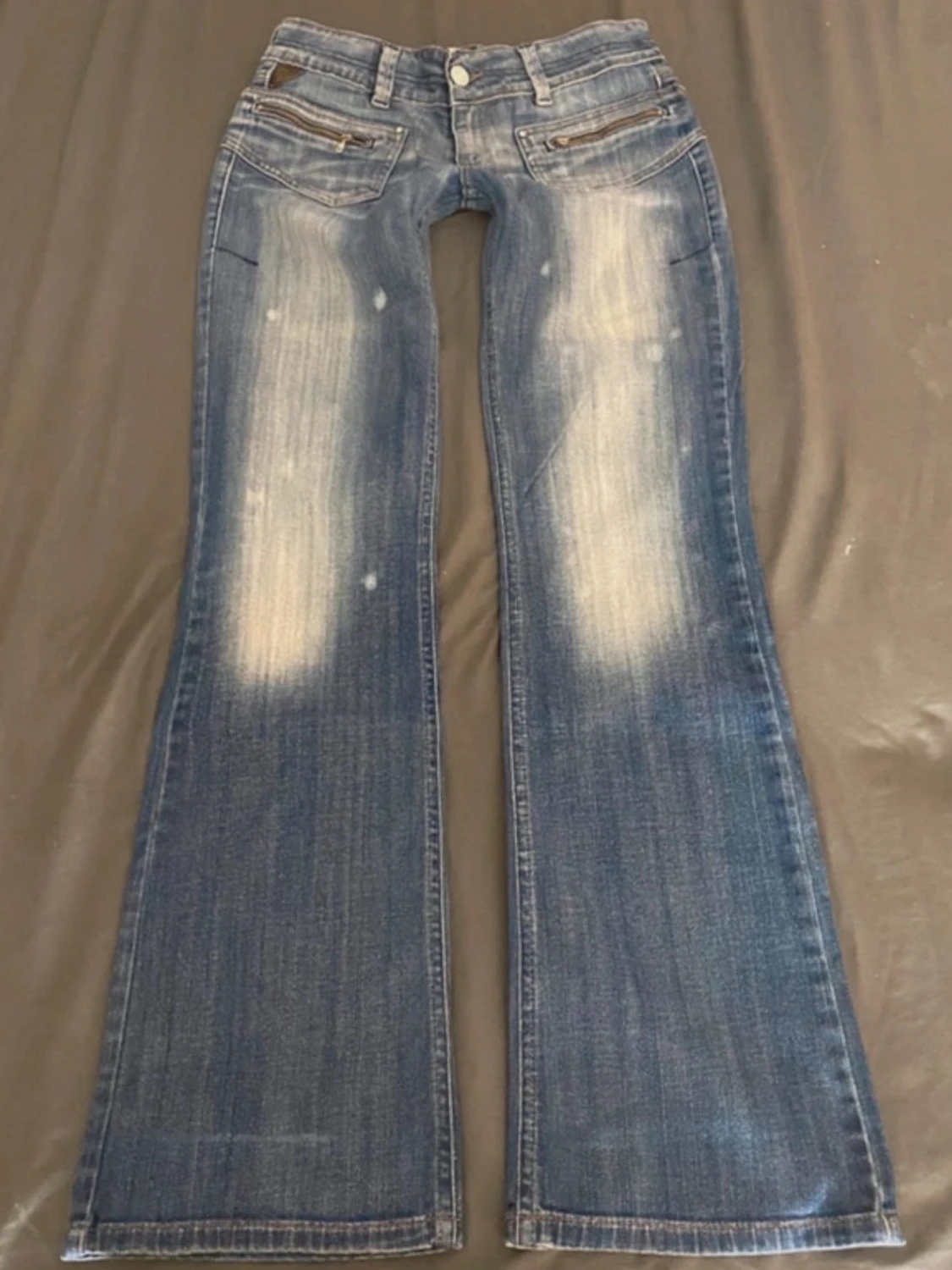 Blå bootcut jeans med slitningar