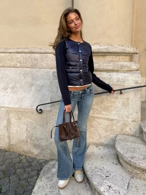 Blå bootcut jeans med låg midja - Delowlow flare jeans, regular Använd endast en gång! Annars helt nytt skick. Storlek S - Innerbenslängd 84 cm, Passar nån som är ungefär 169 lång. Pris kan diskuteras💓