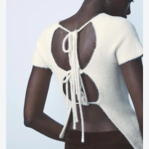 Stickad t shirt med öppen rygg  - Super fin tröja från Zara med öppen rygg! Storlek M men passar även S. 💖 som ny