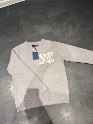 Lv sweater - Jätte snygg och bra passform fraktas samma dag 