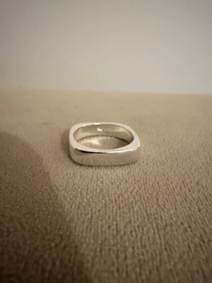 Handgjord Silver 925 Sterling Ring - Minimalist, Square - Handgjord Silver 925 Sterling Ring - Minimalist, Square   - Material: Äkta Sterling Silver (925-silverstämpel)   - Design: Handgjord, Minimalist, Square  - Passar: Kvinna – bekväm passform   - Storlek: Innerdiameter på 17,3 mm, 54-55 mm omkrets -  US 7 - Skick: Helt ny    💫 Se även mina övriga annonser för fler stilrena silverringar. Mängdrabatt tillämpas, silverputsduk ingår för bundles 💫
