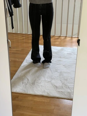 Svarta bootcut jeans från Zara - Säljer ett par svarta bootcut jeans. Långa jeans. Jag är 176 cm. För små för mig.